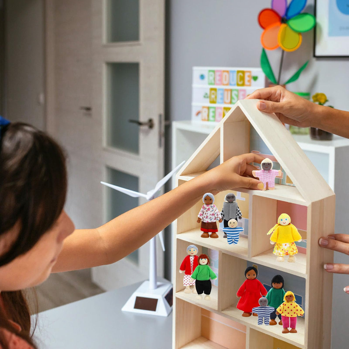 Wooden Dollhouse Family Set 23 Pieces Q167