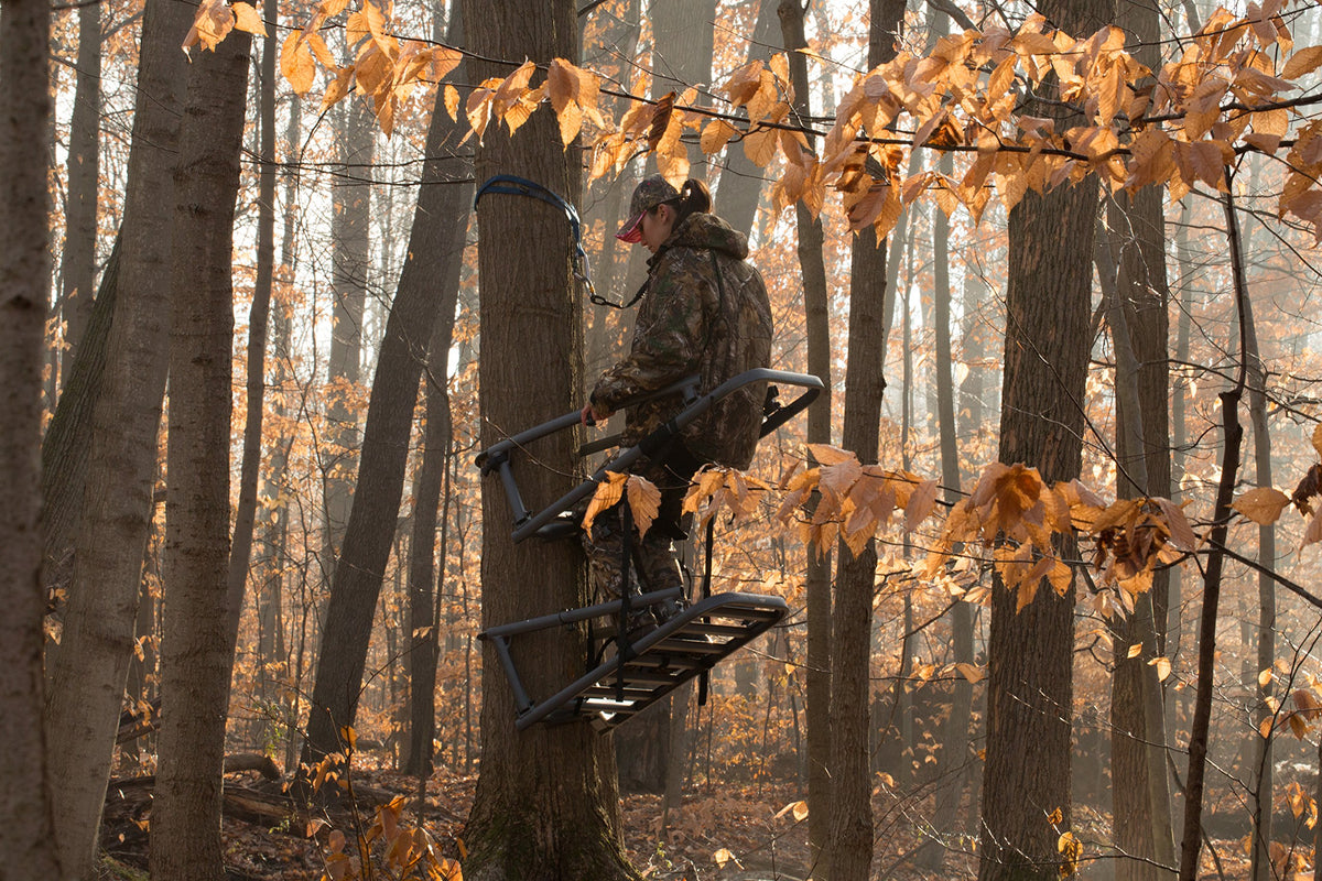 Steel Climbing Stand with 21" Wide Net Seat P935
